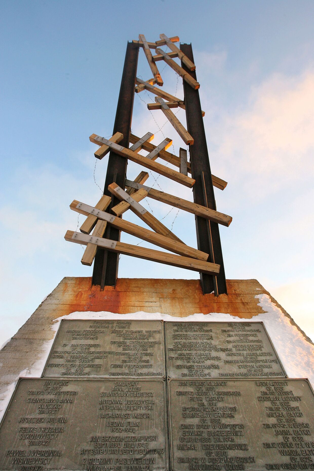 Памятник «Полякам, погибшим во время сталинских репрессий в Норильске...»