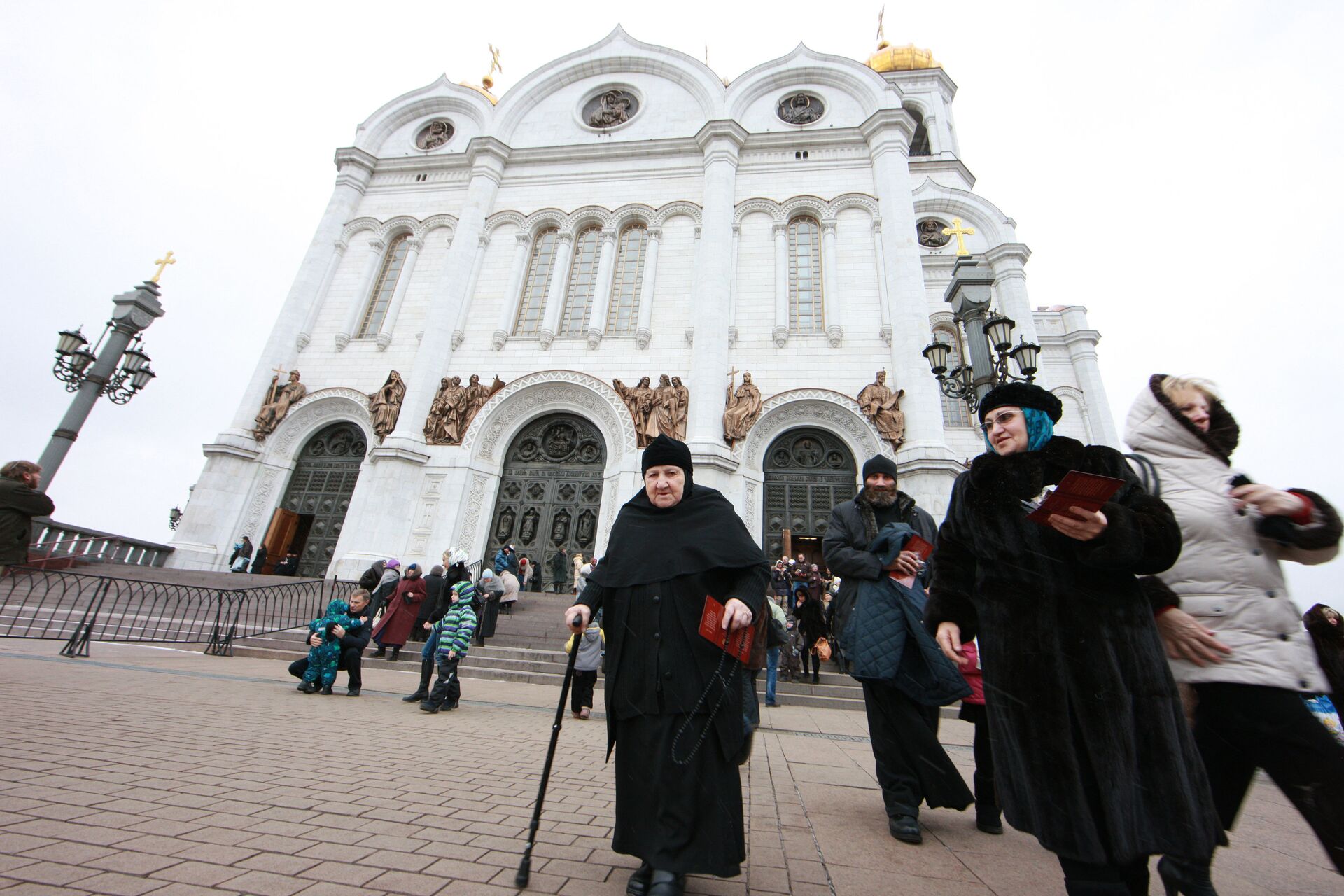 Человек критикующий церковь