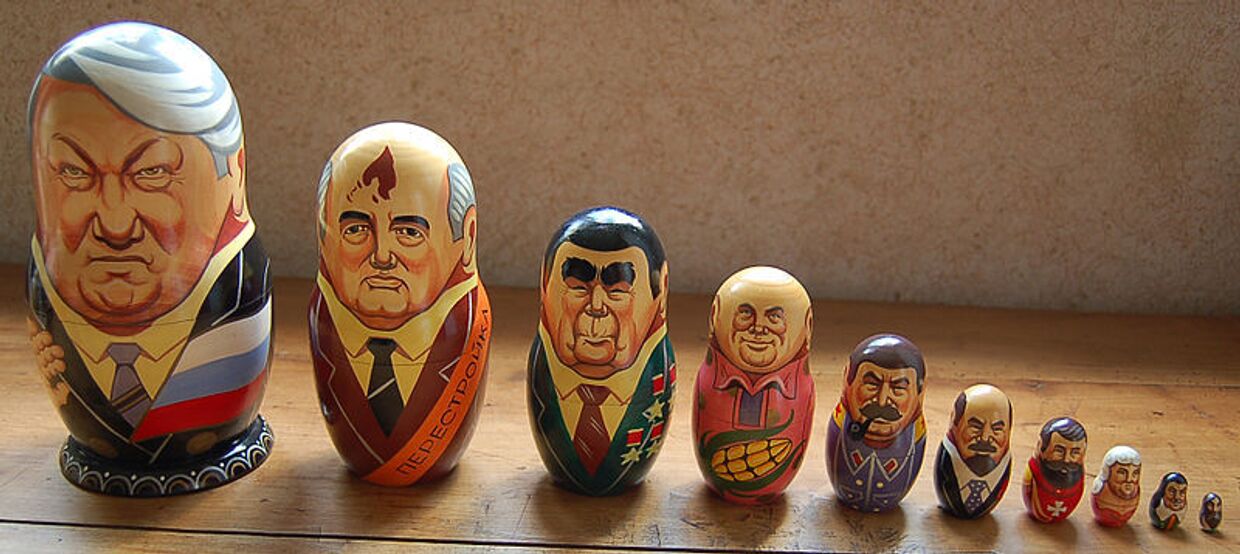 Матрешки с изображением российских и советских лидеров государства