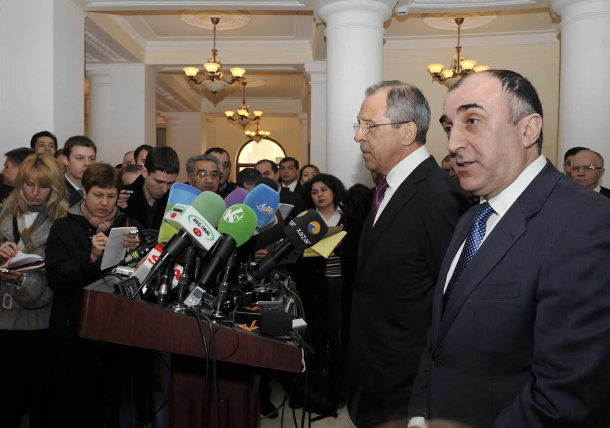 Министры иностранных дел России и Азербайджана Сергей Лавров и Эльмар Мамедъяров во время пресс-конференции в Баку