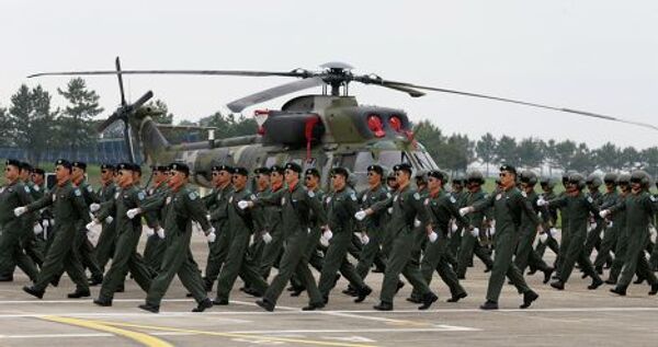 Пилоты маршируют мимо вертолета южнокорейской армии в Нонсане