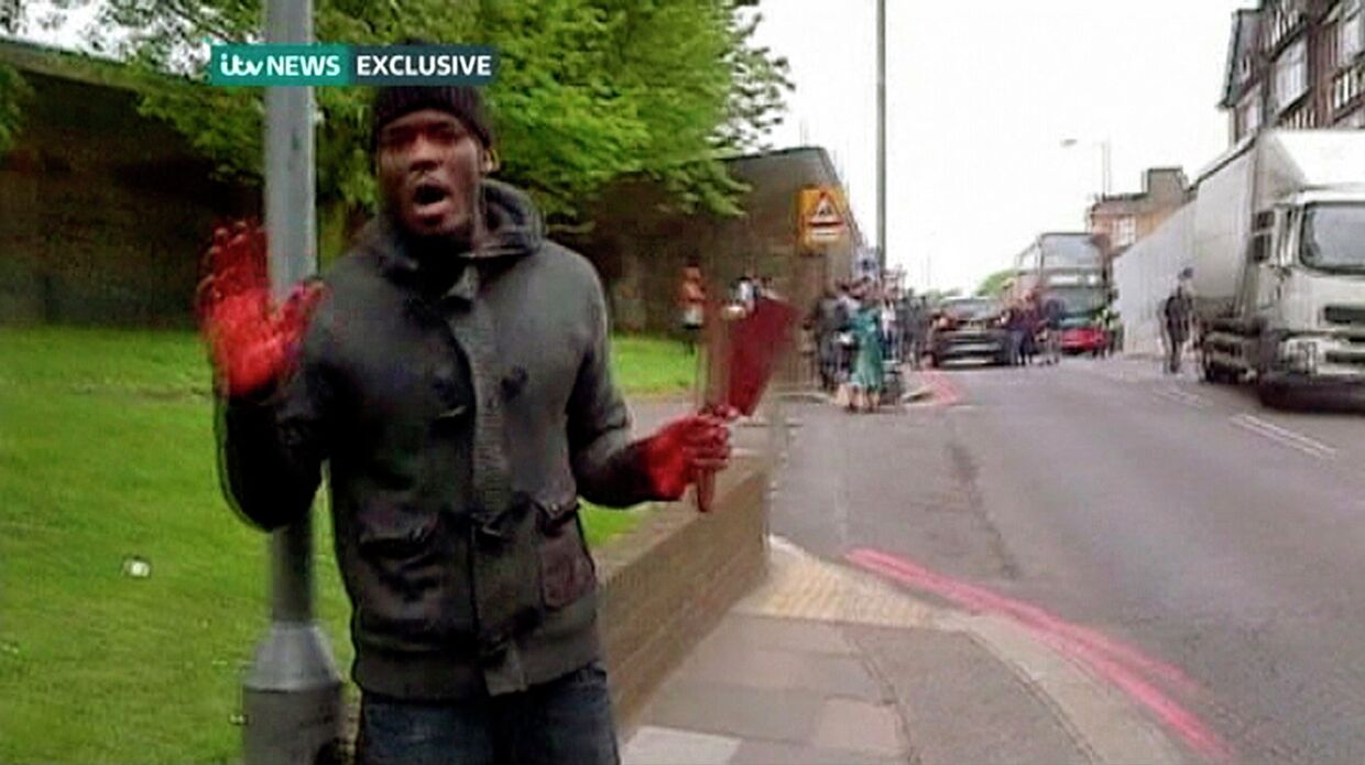 Мужчина с ножом в руках на месте убийства военнослужащего в Лондоне