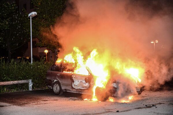 Автомобиль, сожженный в результате беспорядков в Стокгольме