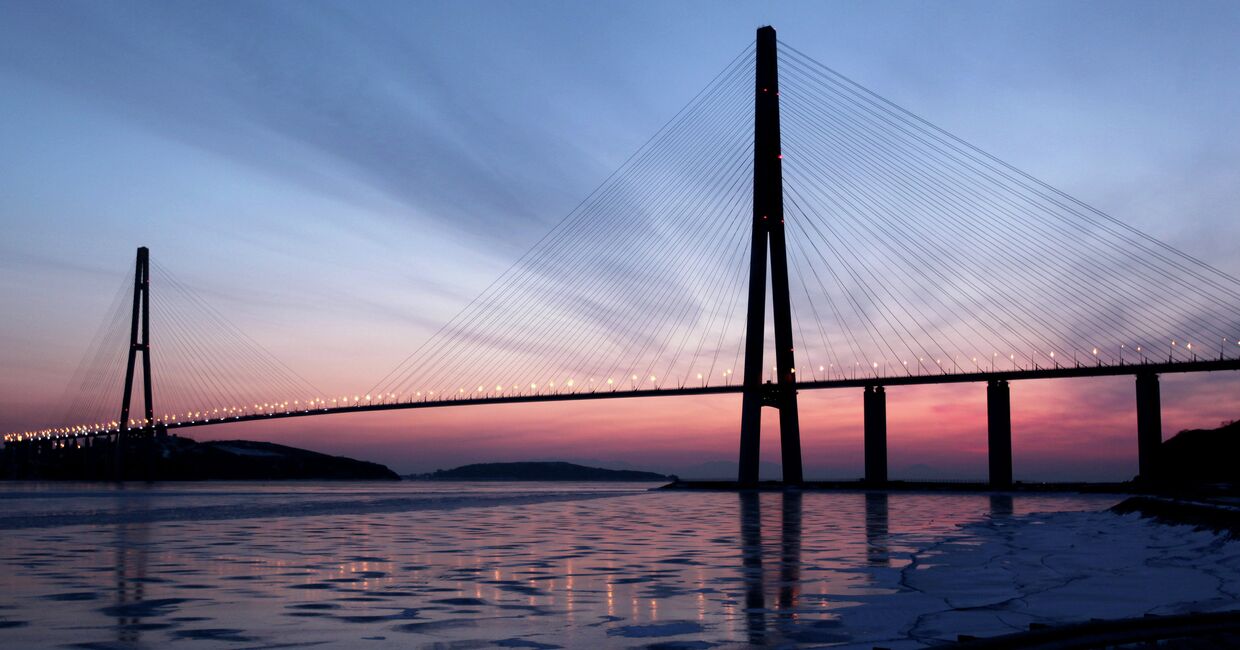 Вантовый мост через пролив Босфор Восточный на остров Русский во Владивостоке