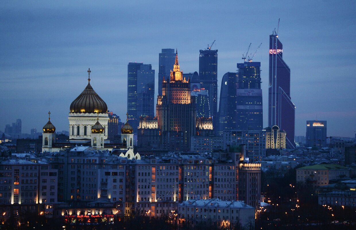 Вид на храм Христа Спасителя и ММДЦ «Москва-Сити»