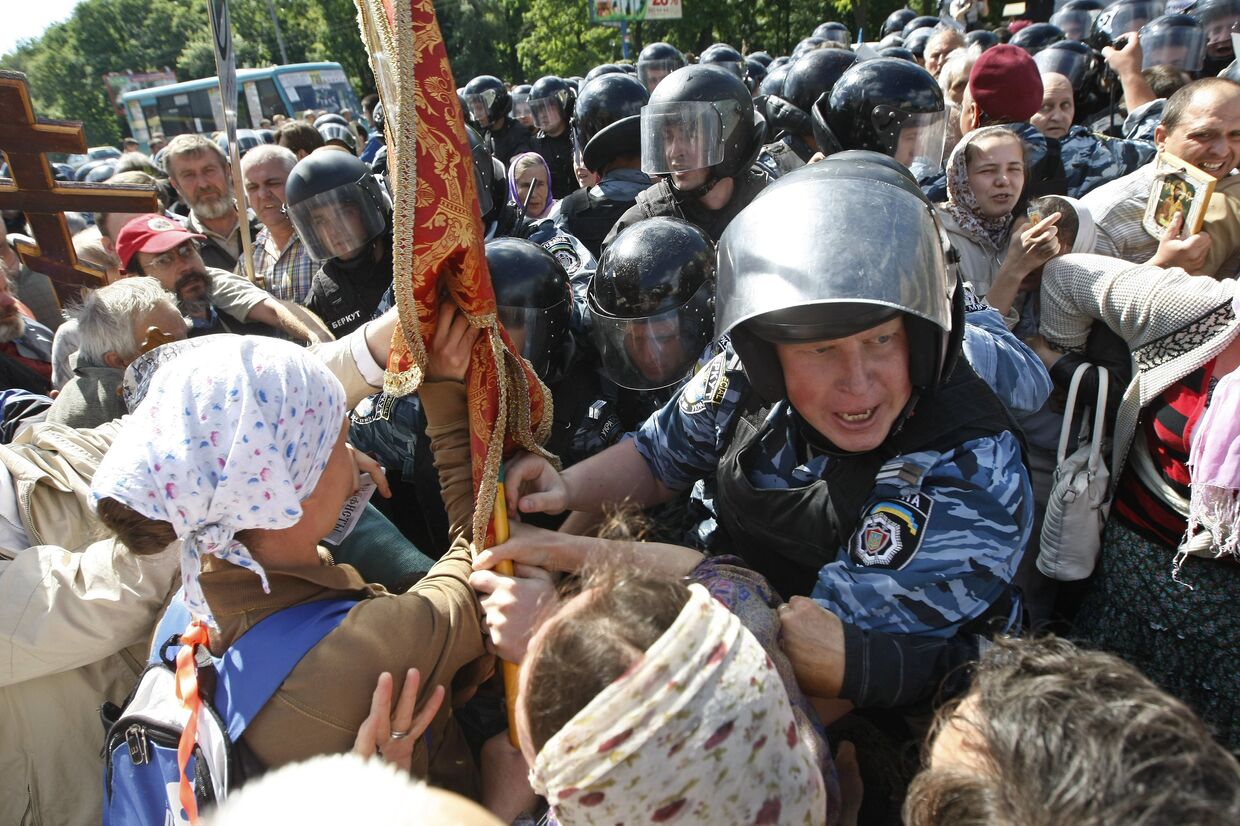 Полиция пытается успокоить христианских активистов во время «Марша равенства» в Киеве