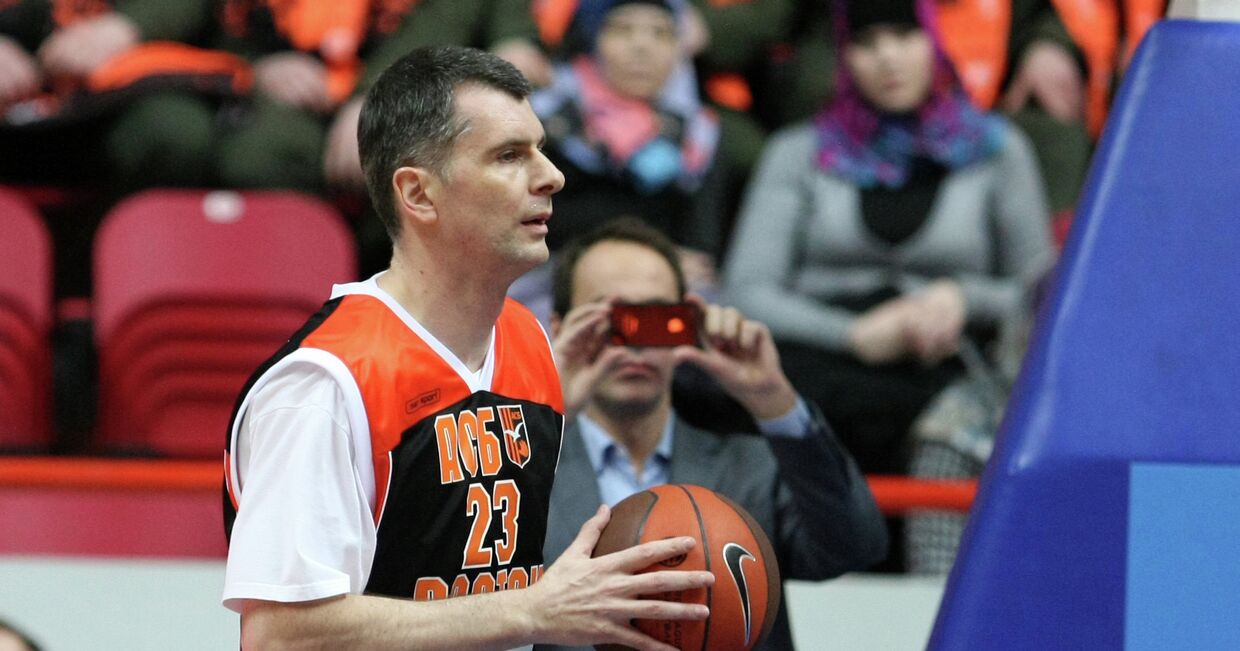 Михаил Прохоров участвует в баскетбольном VIP-матче