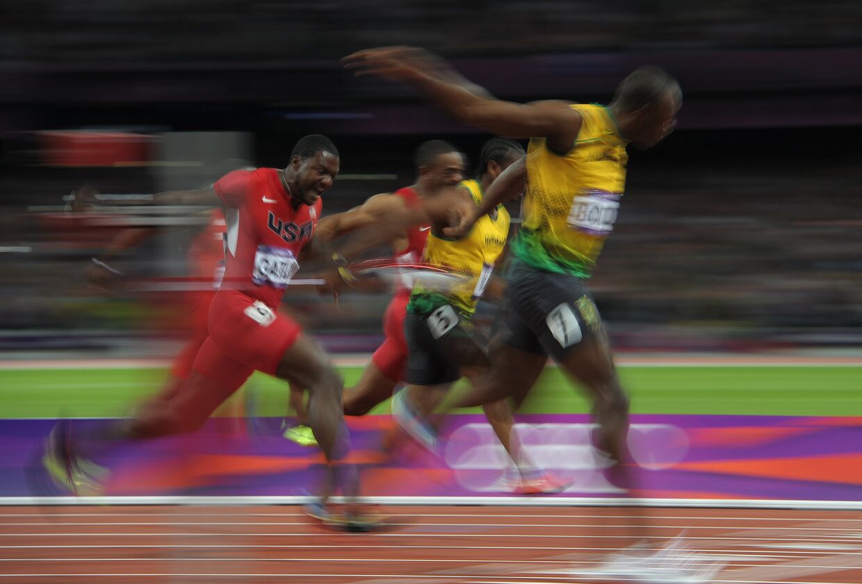 Ямайский спортсмен Усэйн Болт (справа) на соревнованиях по легкой атлетике на XXX летних Олимпийских играх, август 2012.