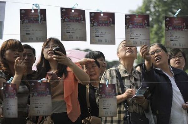 Участники официальной ярмарки знакомств и их родные в Шанхае