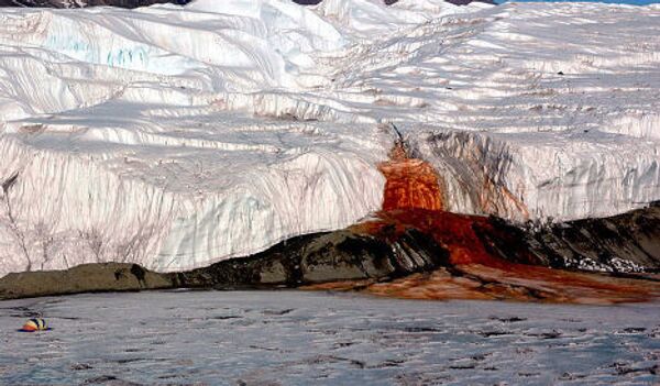Кровавый водопад в Сухих долинах в Восточной Антарктиде