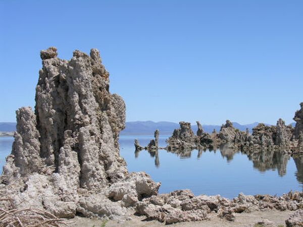 Моно солёное озеро в Калифорнии, США