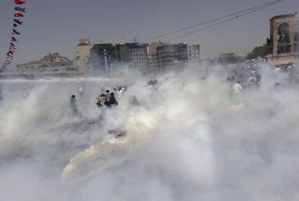 Полиция разгоняет толпу слезоточивым газом в Стамбуле, Турция