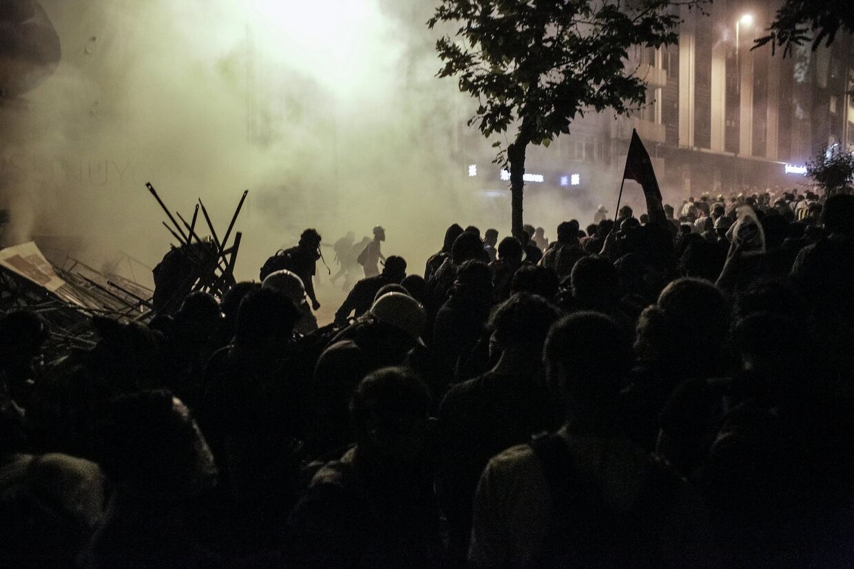 Столкновения протестующих и полиции в Турции