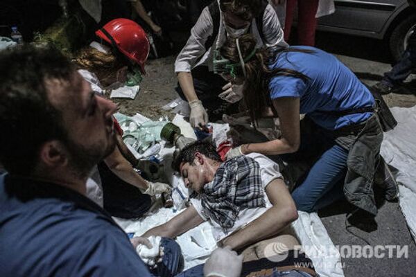 Пострадавший в результате столкновений протестующих с сотрудниками полиции в Стамбуле