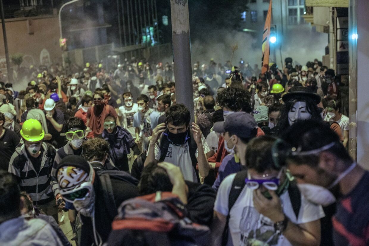 Протестующие во время столкновения с сотрудниками полиции в Стамбуле