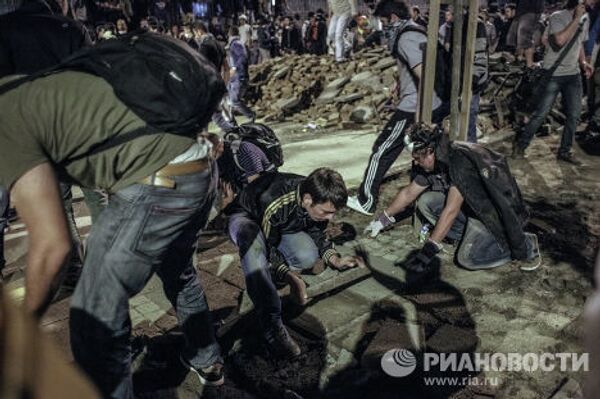Протестующие строят баррикады во время столкновения с сотрудниками полиции в Стамбуле