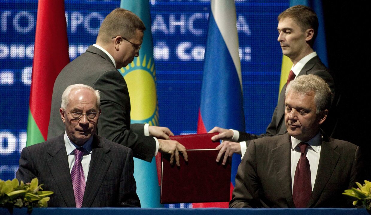 Премьер-министр Украины Николай Азаров (слева) и председатель Совета Евразийской экономической комиссии Виктор Христенко