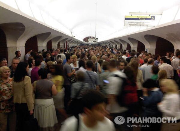 Станцию метро Охотный ряд в центре Москвы закрыли из-за пожара