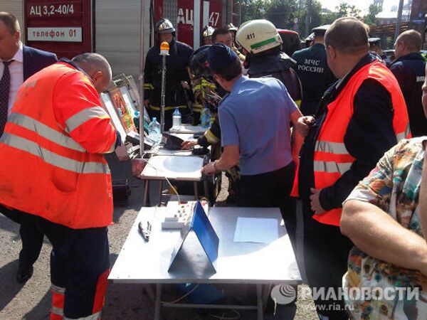 Сотрудники пожарной службы МЧС. Станцию метро Охотный ряд закрыли для входа из-за пожара.