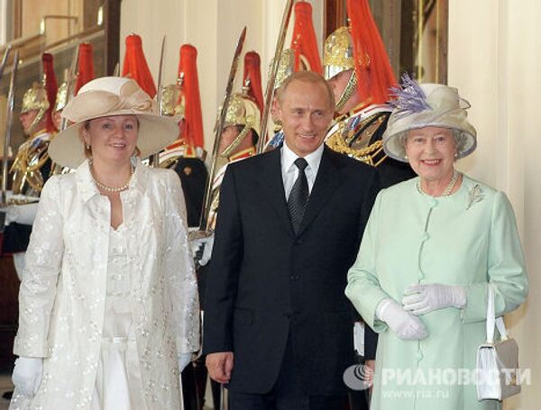 Елизавета Вторая, Владимир и Людмила Путины на официальной церемонии встречи в Лондоне
