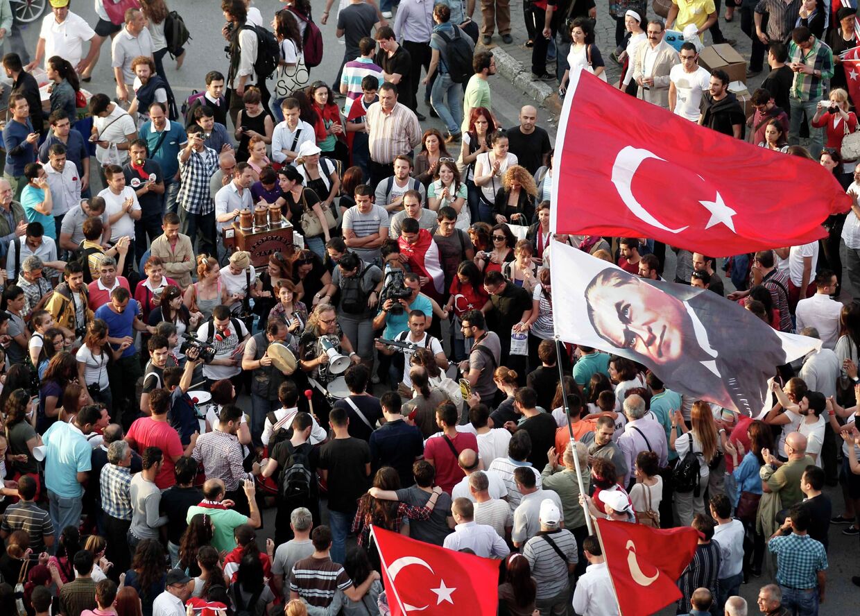 Массовая демонстрация на площади Таксим в центре Стамбула