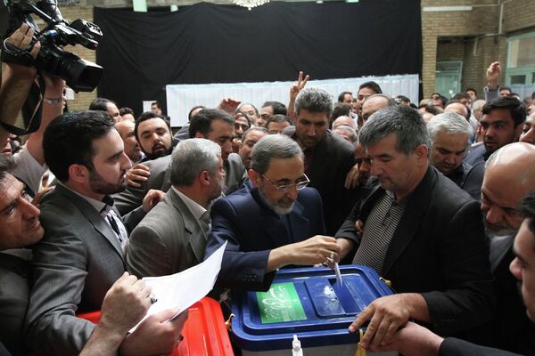 Кандидат в президенты Ирана Али Акбар Велаяти (в центре)