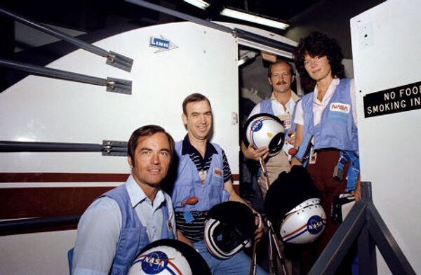 Первая женщина-астронавт США Салли Райд и ее коллеги 
