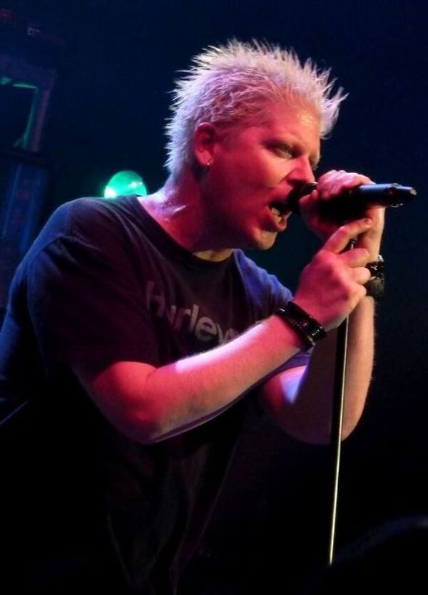 Декстер Холланд, вокалист и гитарист панк-рок-группы The Offspring
