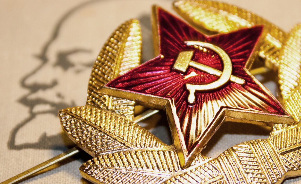 Значок СССР и изображение Владимира Ленина