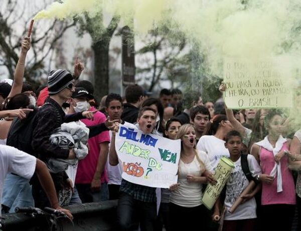 Демонстранты в Сан-Жозе-дус-Кампус в Бразилии