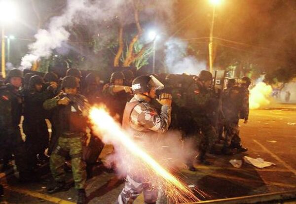 ОМОН во время столкновеения с демонстрантами в городе Белем в Бразилии