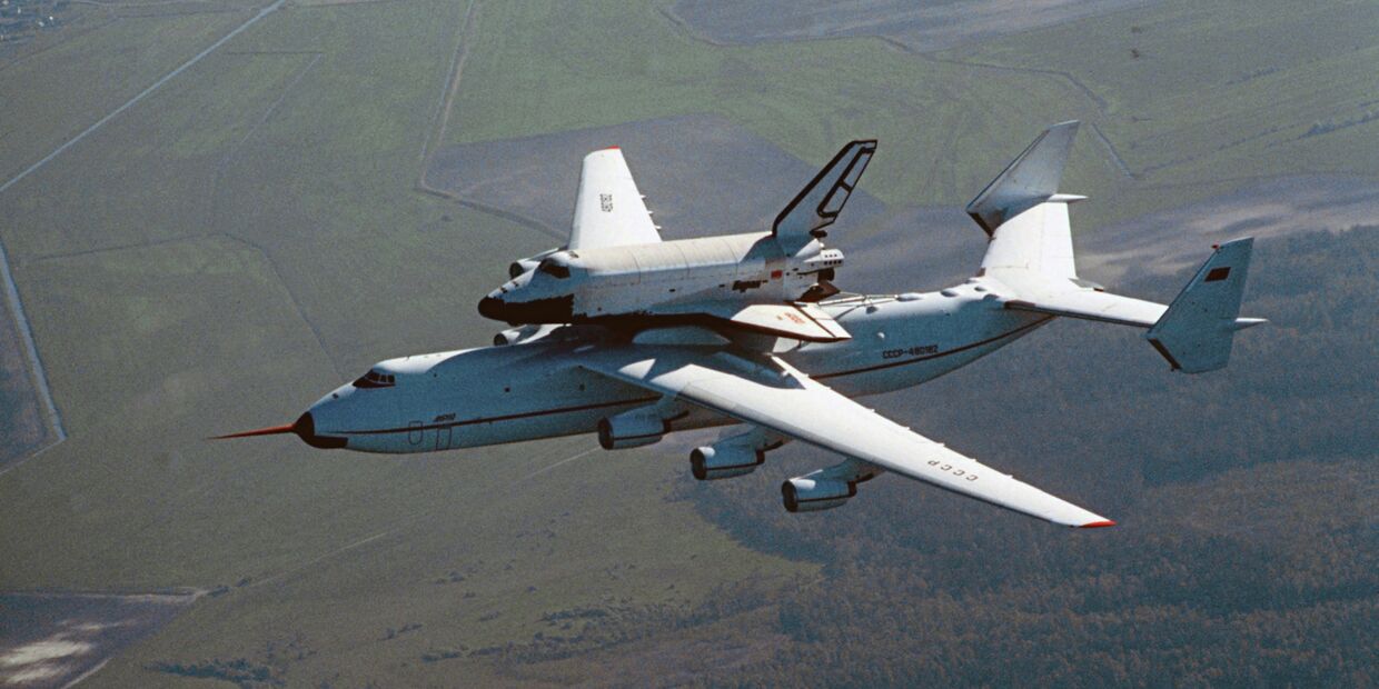 АН-225 с Бураном на внешней подвеске в полете