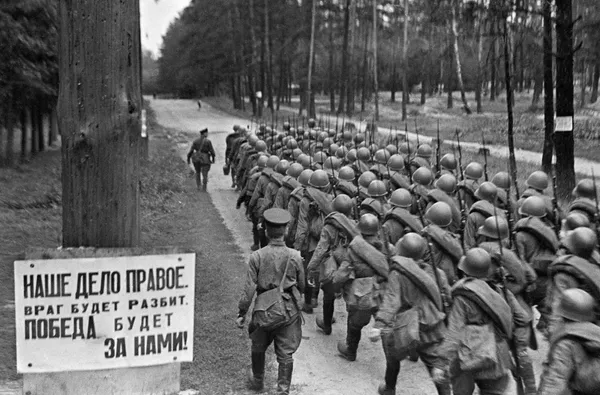 Мобилизация. Колонны бойцов движутся на фронт. Москва, 23 июня 1941 года Мобилизация. Колонны бойцов движутся на фронт. Москва, 23 июня 1941 года