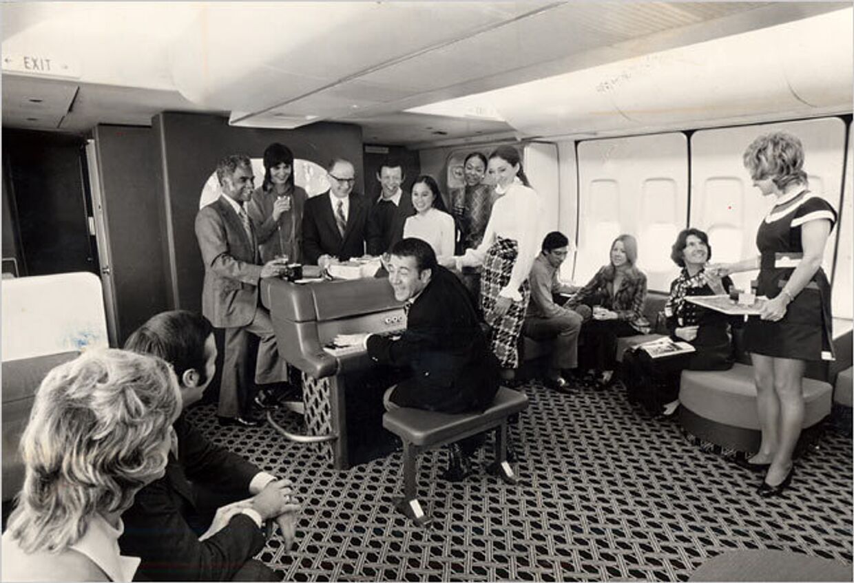 Пиано-бар во время полета на Боинге 747