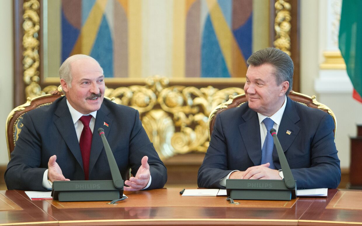 Александр Лукашенко b Виктор Янукович на встрече в Киеве