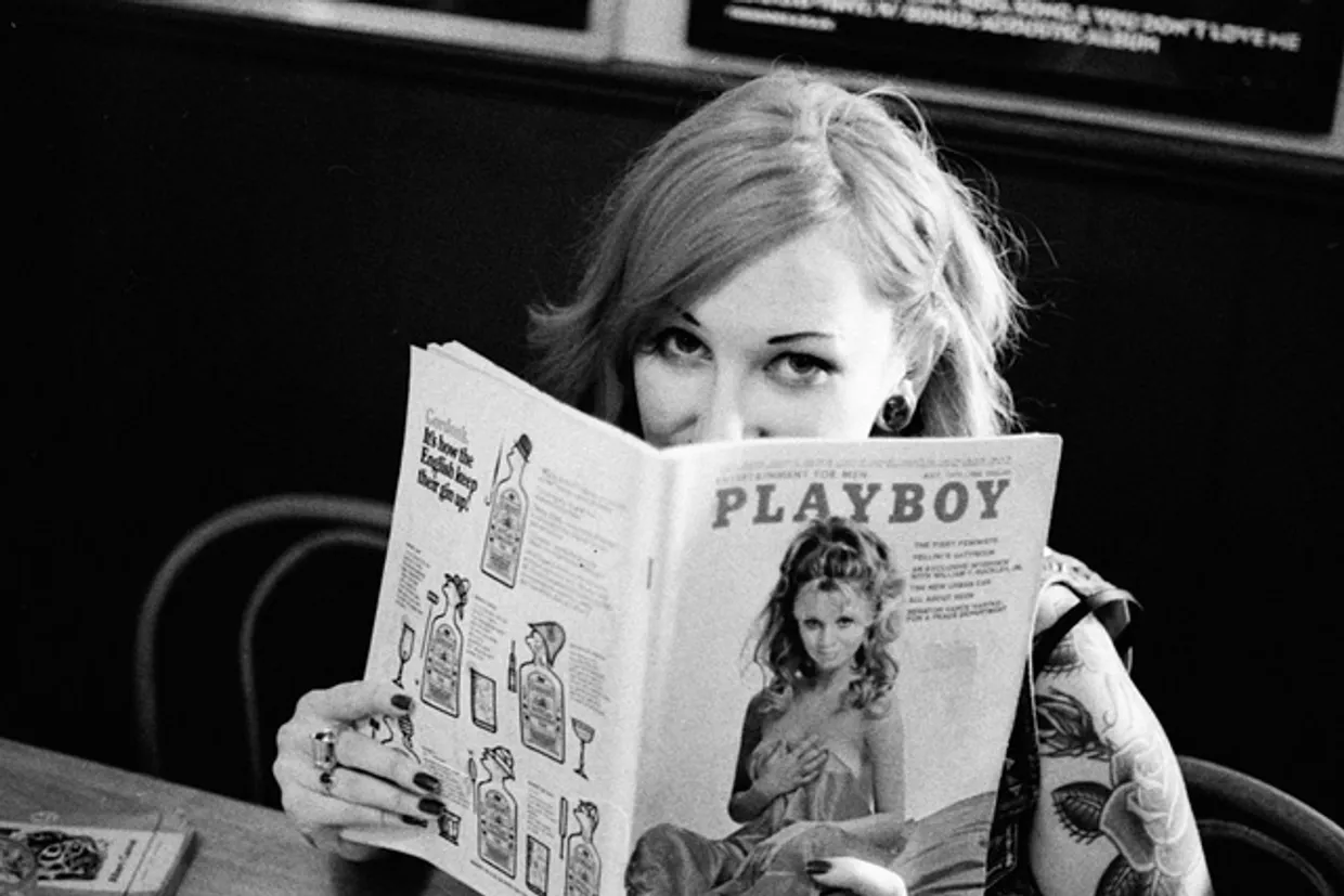 Девушка с журналом Playboy