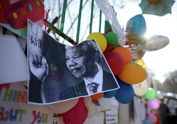 Фотография Нельсона Манделы с надписью Вы всегда будете нашим героем в Претории