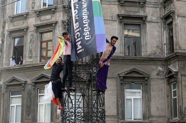 Гей-парад в центре Стамбула, 2013 год