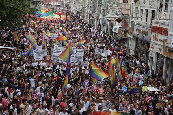 Гей-парад в центре Стамбула, 2013 год