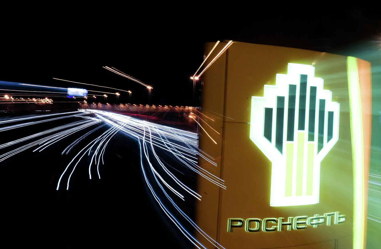 Автозаправочная станция компании Роснефть в Москве