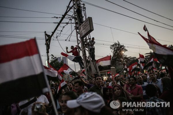 Митингующие у президентского дворца Аль-Иттихадия в Каире