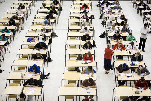 Студенты на экзамене