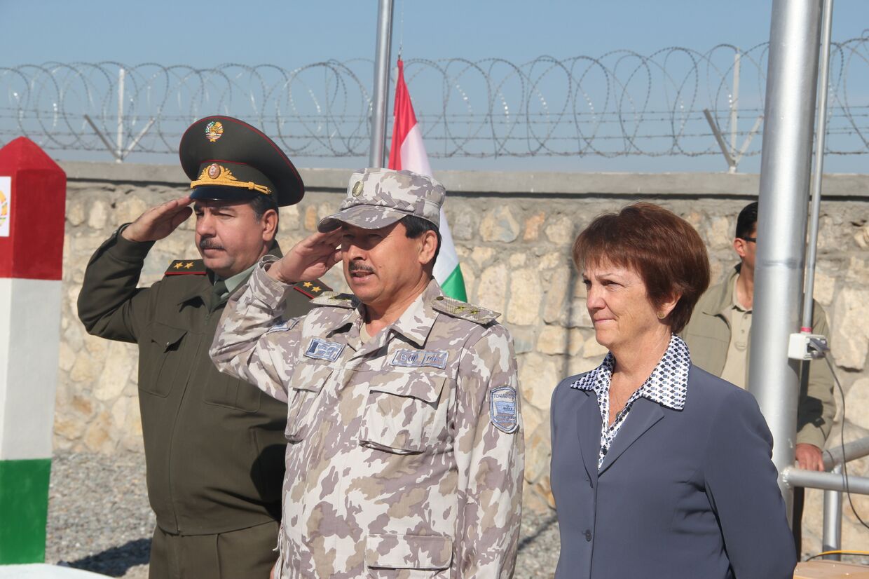 Командующий погранвойсками Таджикистана Шерали Мирзо, председатель Госкомитета национальной безопасности Таджикистана Саймумин Ятимов, посол США в Таджикистане Сьюзан Эллиотт (слева направо)