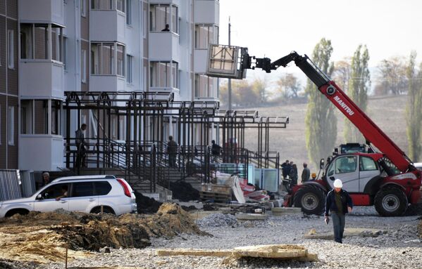 Новый высотный дом в микрорайоне Надежда города Крымска, где идет строительство жилья для пострадавших от наводнения