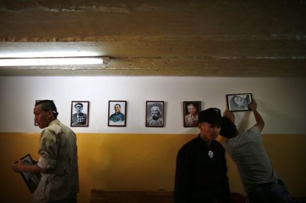 Участники монгольской неонацистской группировки «Цагаан Хасс»