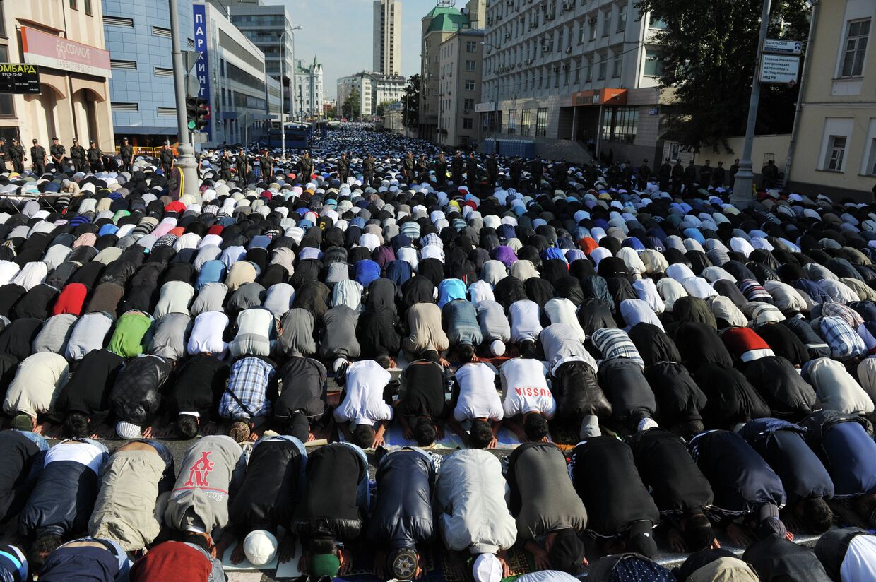 Мусульмане молятся в праздник Ураза-Байрам у Соборной мечети на Проспекте Мира