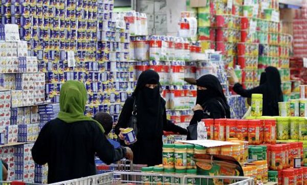 Жительницы Йемена совершают покупки в преддверии священного месяца Рамадан