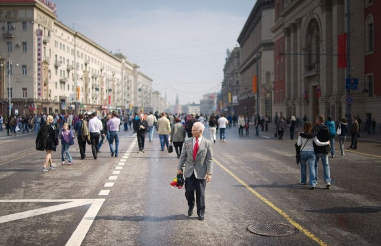 Ветеран ВОВ идет по Тверской улице в Москве