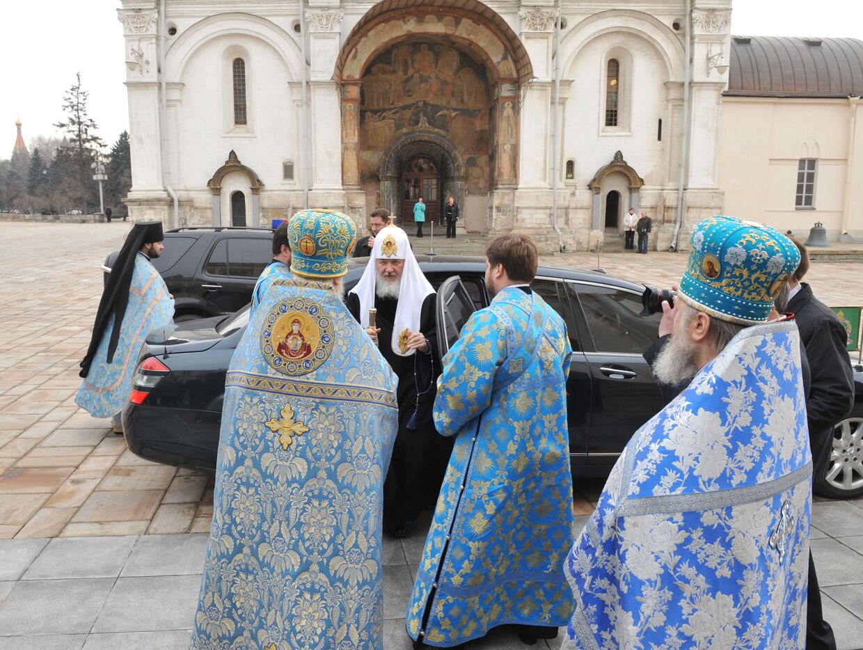 Патриарх Московский и всея Руси Кирилл у Благовещенского собора Московского Кремля