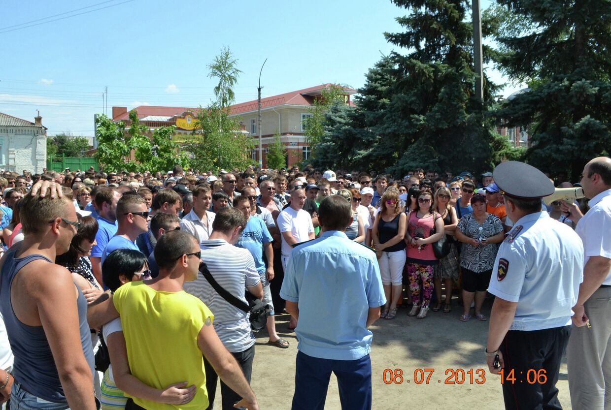 Участники акции протеста против мигрантов на площади города Пугачева